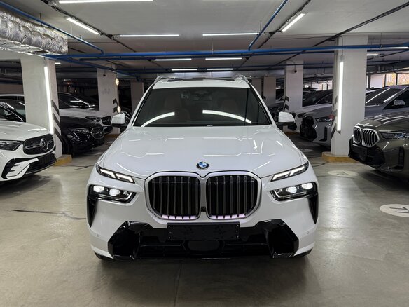 2023 BMW X7 40i I (G07) Рестайлинг, белый, 15490000 рублей - вид 2