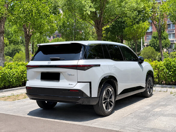 2026 Toyota bZ3X 58.3 kWh, серебристый - вид 5