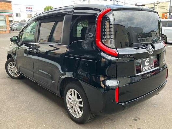 2023 Toyota Sienta III, серый, 1120700 рублей - вид 3