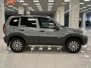 2018 Chevrolet Niva I Рестайлинг, серебристый, 642000 рублей, вид 5