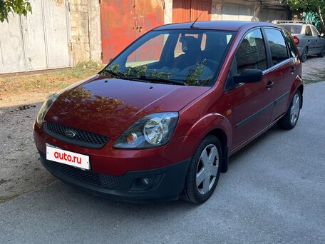 2008 Ford Fiesta Mk5, красный, вид 1