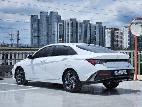 2023 Hyundai Avante VII Рестайлинг, белый, 1792000 рублей, вид 3