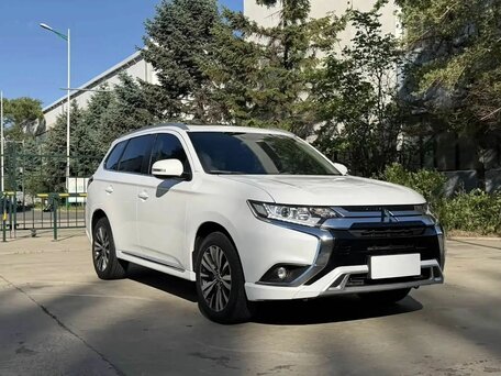 2022 Mitsubishi Outlander III Рестайлинг 3, белый, 2150000 рублей, вид 3