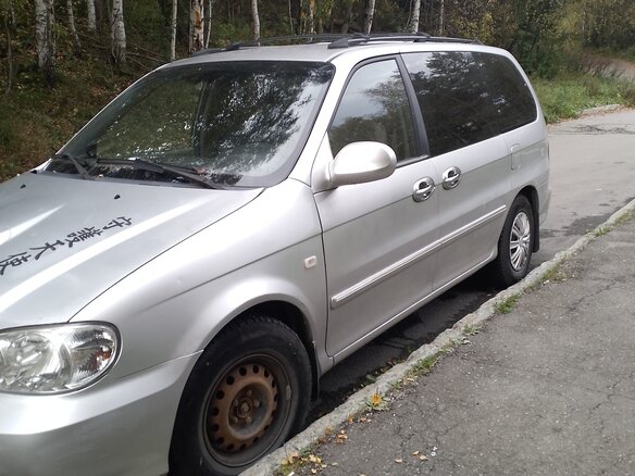 2005 Kia Carnival I Рестайлинг, серебристый, 480000 рублей - вид 3