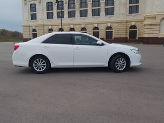 2013 Toyota Camry VII (XV50), белый, 1750000 рублей, вид 3