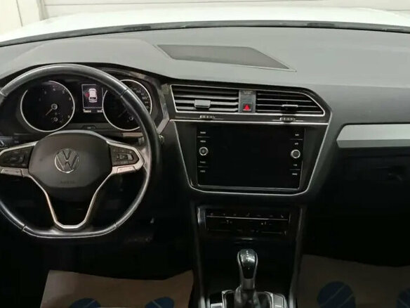 2021 Volkswagen Tiguan II Рестайлинг, белый, 2600000 рублей - вид 8