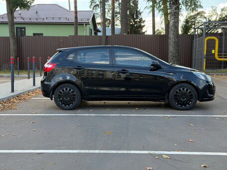2013 Kia Rio III, чёрный, 720000 рублей, вид 4
