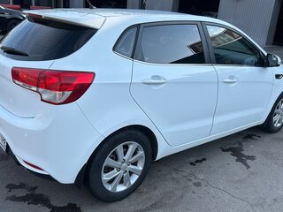 2016 Kia Rio III Рестайлинг, белый, 1000000 рублей, вид 4