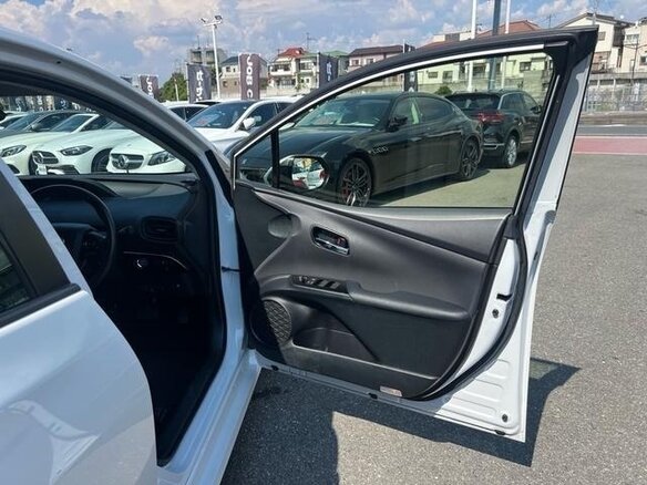 2022 Toyota Prius IV Рестайлинг (XW50), белый - вид 36
