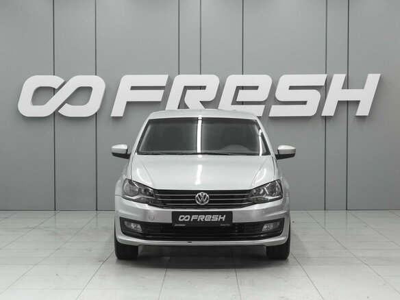 2017 Volkswagen Polo V Рестайлинг, серебристый, 810000 рублей - вид 2