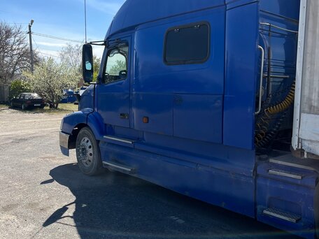 2002 Volvo VNL, синий, 1800000 рублей, вид 3