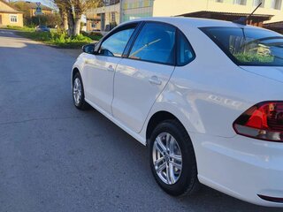 2017 Volkswagen Polo V Рестайлинг, белый, 999000 рублей, вид 4