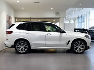 2020 BMW X5 40d IV (G05/G18), белый, 7150000 рублей, вид 4