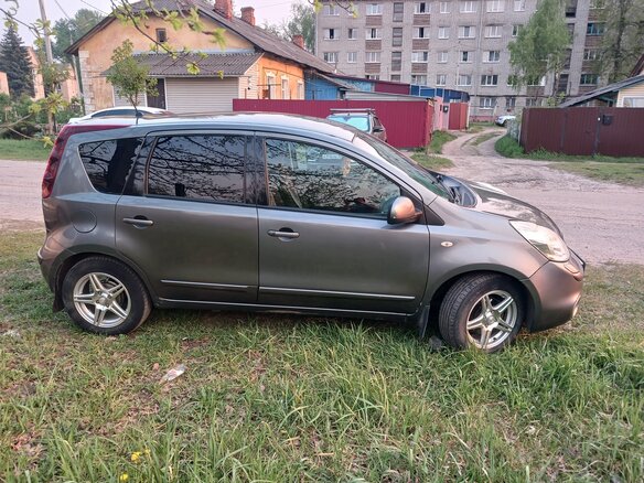 2013 Nissan Note I Рестайлинг, серый, 600000 рублей - вид 4