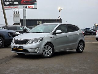 2014 Kia Rio 6-speed III, серебристый, 670000 рублей, вид 1
