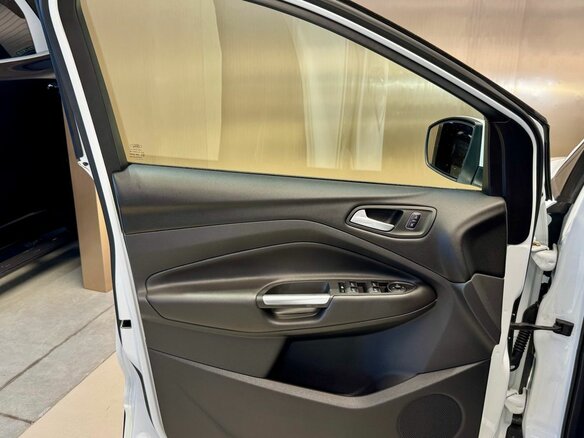 2017 Ford Kuga II Рестайлинг, белый, 1630000 рублей - вид 12