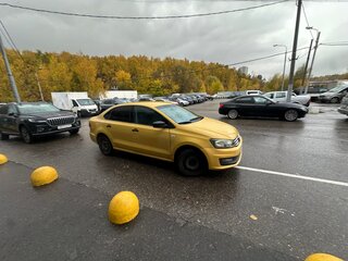 2018 Volkswagen Polo V Рестайлинг, жёлтый, 500000 рублей, вид 4