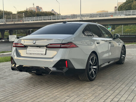 2025 BMW 5 серии 530i xDrive VIII (G60/G61/G68), серый, 7900000 рублей, вид 5
