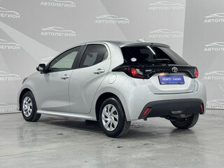 2021 Toyota Yaris IV, серый, 1130000 рублей, вид 3