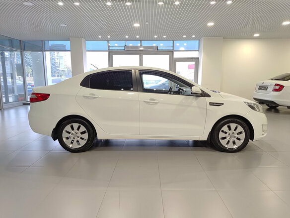 2013 Kia Rio 5-speed III, белый, 640000 рублей - вид 3