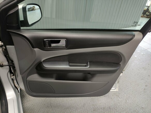 2010 Ford Focus II Рестайлинг, серебристый, 475000 рублей - вид 15