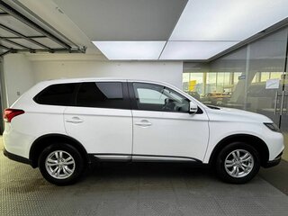 2019 Mitsubishi Outlander III Рестайлинг 3, белый, 2200000 рублей, вид 4