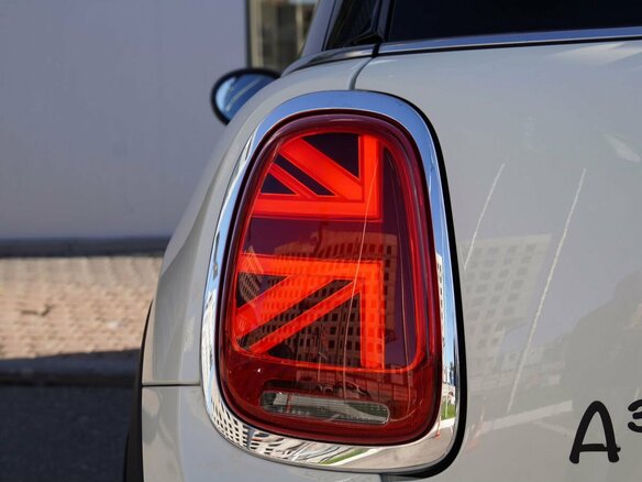 2021 Mini Hatch Cooper III (F55/F56) Рестайлинг 2, белый, 2580000 рублей - вид 9
