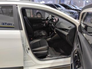 2021 Toyota Yaris L X XP150 Рестайлинг, белый, 1250000 рублей, вид 4