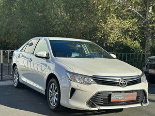 2016 Toyota Camry VII (XV50) Рестайлинг, белый, 1549000 рублей, вид 3