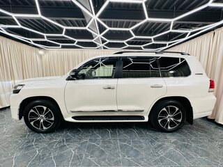 2020 Toyota Land Cruiser 200 Series Рестайлинг 2, белый, 9999900 рублей, вид 3