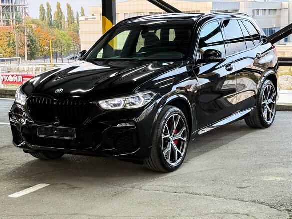 2021 BMW X5 40i IV (G05/G18), чёрный, 6650000 рублей - вид 1
