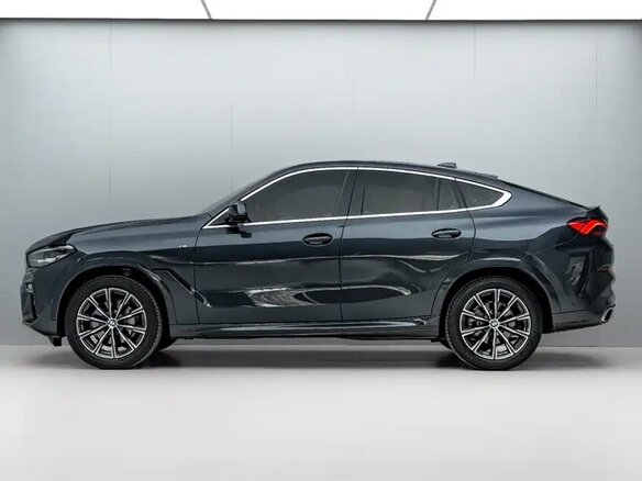 2021 BMW X6 30i III (G06), серебристый, 6169000 рублей - вид 2