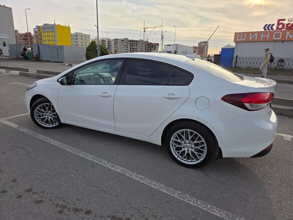 2017 Kia Cerato III Рестайлинг (Classic), белый, 1590000 рублей - вид 12