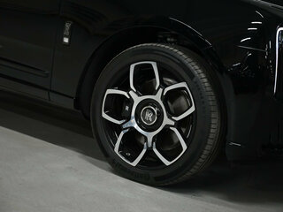 2025 Rolls-Royce Cullinan Black Badge I Рестайлинг (Series II), чёрный, 63000000 рублей, вид 5