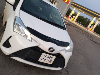 2017 Toyota Vitz III (XP130) Рестайлинг, белый, 850000 рублей, вид 1