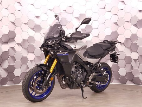 2022 Yamaha MT-09 Tracer (FJ-09), серебристый, 1247000 рублей, вид 2