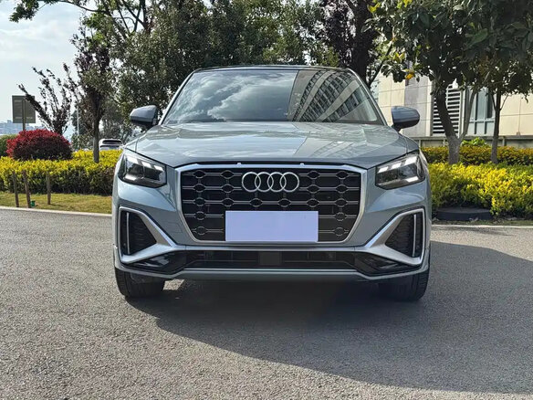 2023 Audi Q2 35 TFSI I Рестайлинг, серый - вид 2