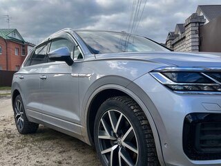 2019 Volkswagen Touareg III, серебристый, 5000000 рублей, вид 3