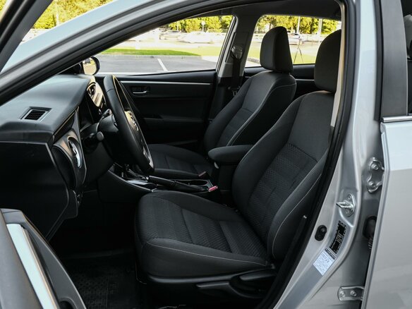 2018 Toyota Corolla XI (E160, E170, E180) Рестайлинг 1, серебристый - вид 9