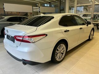 2019 Toyota Camry VIII (XV70), белый, 2810000 рублей, вид 4