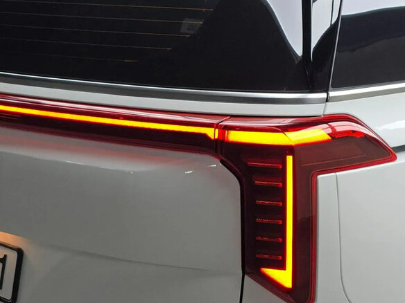 2023 Kia Carnival IV Рестайлинг, белый, 6020000 рублей - вид 5