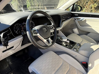 2020 Volkswagen Touareg III, серый, 6390000 рублей, вид 4