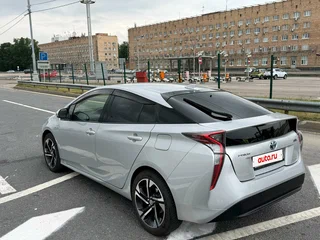 2018 Toyota Prius IV (XW50), серебристый, 1300000 рублей, вид 3