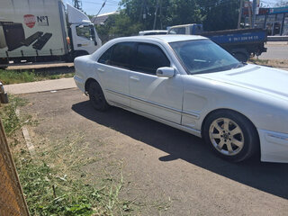 1999 Mercedes-Benz E-Класс 200 II (W210, S210) Рестайлинг, белый, 330000 рублей, вид 4