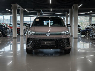 2026 Volkswagen Tiguan L Pro III (China Market), серый, 5000000 рублей, вид 3