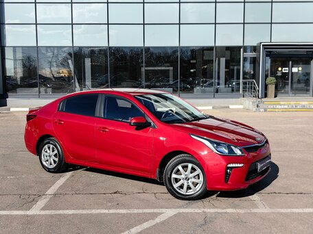 2020 Kia Rio IV, красный, 1560000 рублей, вид 1