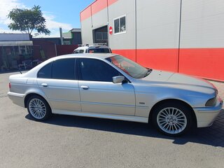 2002 BMW 5 серии 525i IV (E39) Рестайлинг, серебристый, 750000 рублей, вид 3