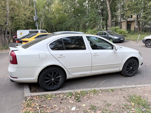 2013 Skoda Octavia II (A5) Рестайлинг, белый, 500000 рублей - вид 1