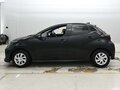 2022 Toyota Yaris IV, чёрный, 860020 рублей - вид 4