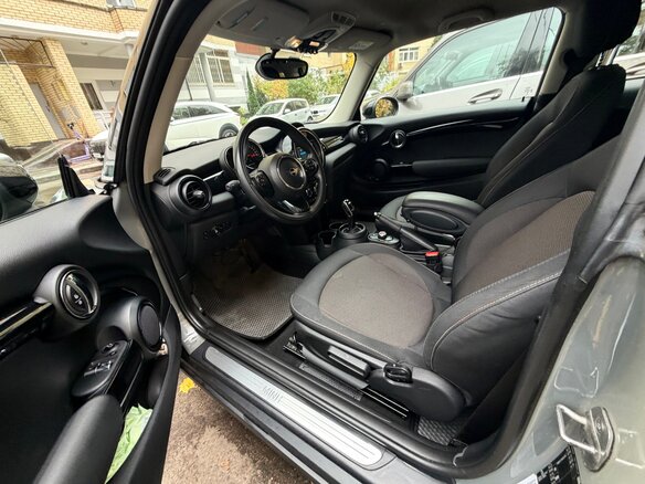 2020 Mini Hatch Cooper III (F55/F56) Рестайлинг, серый, 1750000 рублей - вид 7
